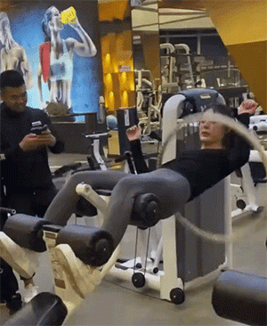 ​搞笑GIF图：姑娘，请你放过大爷，有什么事冲我来！